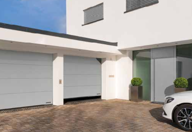 Zwei Garagensektionaltore eins kurz vor dem verschließen