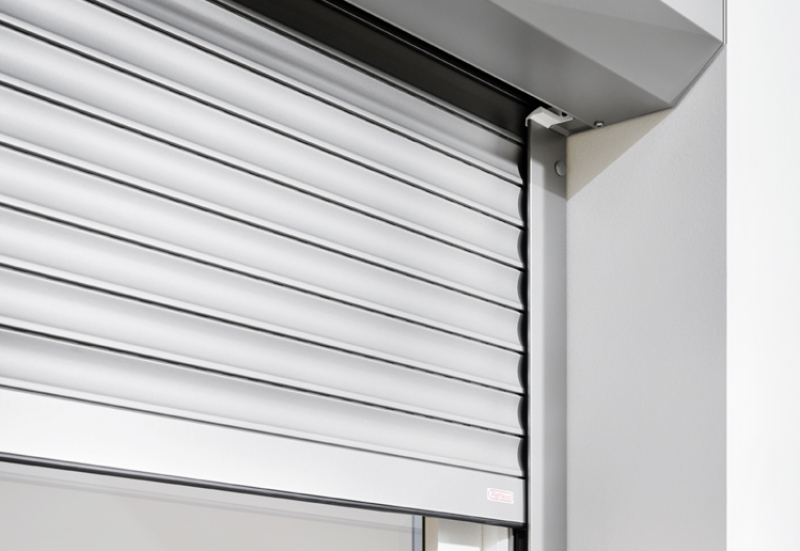 Rolltor halb aus dem Kasten gefahren