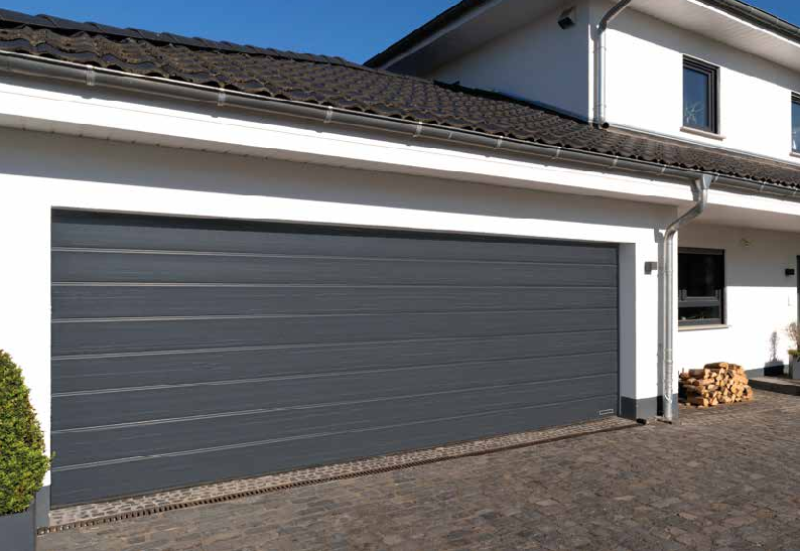 Garagen Sektionaltor geschlossen extra breit als Doppelgarage
