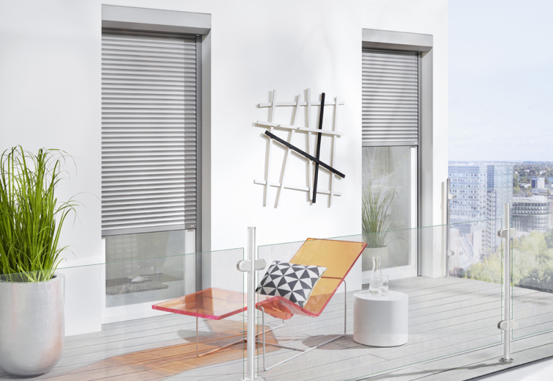 Bodentiefe Rollladen zur Terrasse halb geschlossen