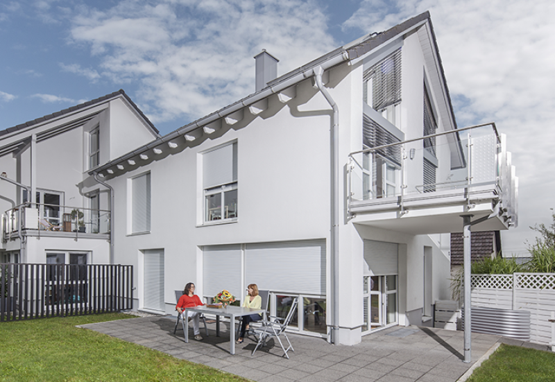 Hausansicht Rollladen zur Terrasse halb geschlossen