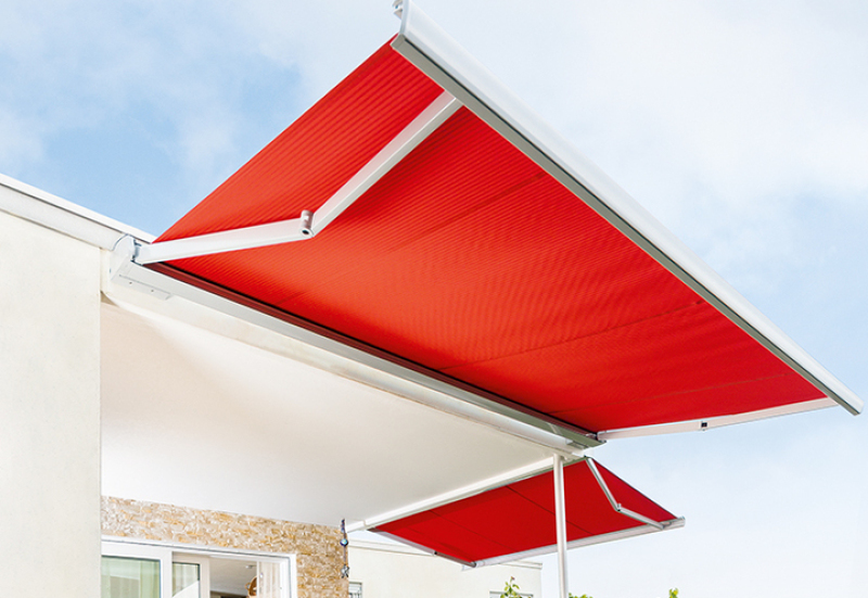 Schmale Balkonmarkisen im aufgefahrenen Zustand in kompakter Bauweise