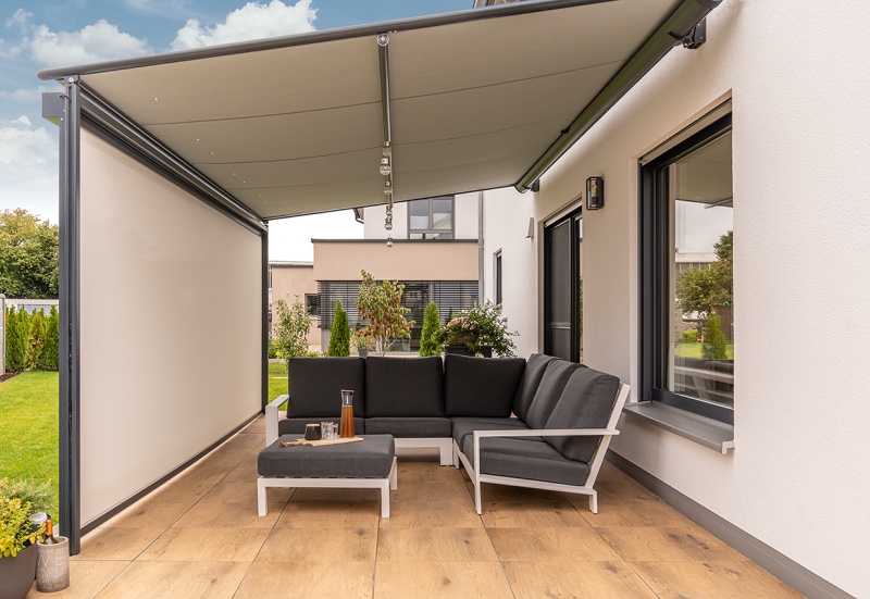 Dach und Front Markise beschatten zuverlässig die gesamte Terrasse und schützen vor Sonne und Hitze