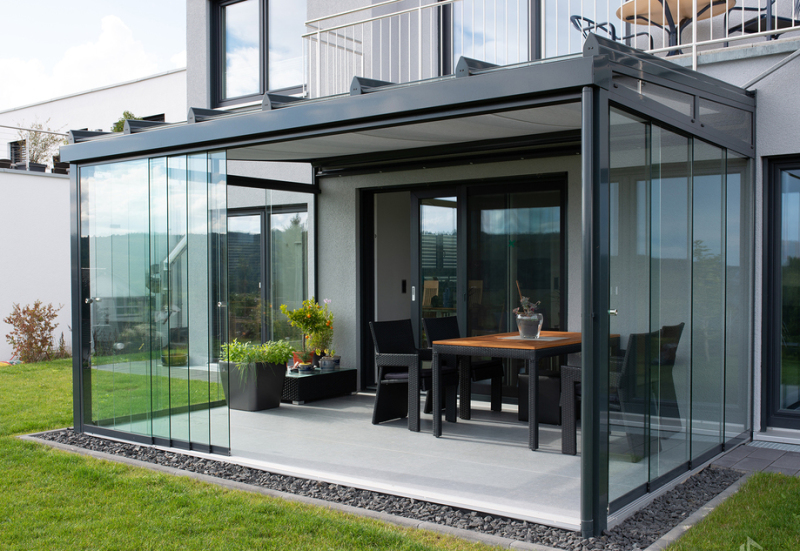 Sommergarten auf einer Terrasse mit geöffneter Glas Schiebeanlage