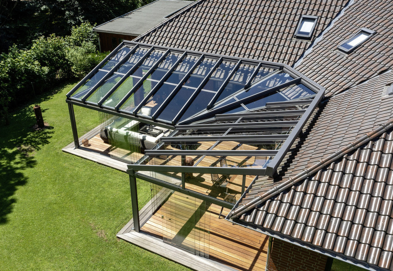 Terrassenüberdachung angepasst an die Hausform über Eck montiert mit Aufdachmarkise