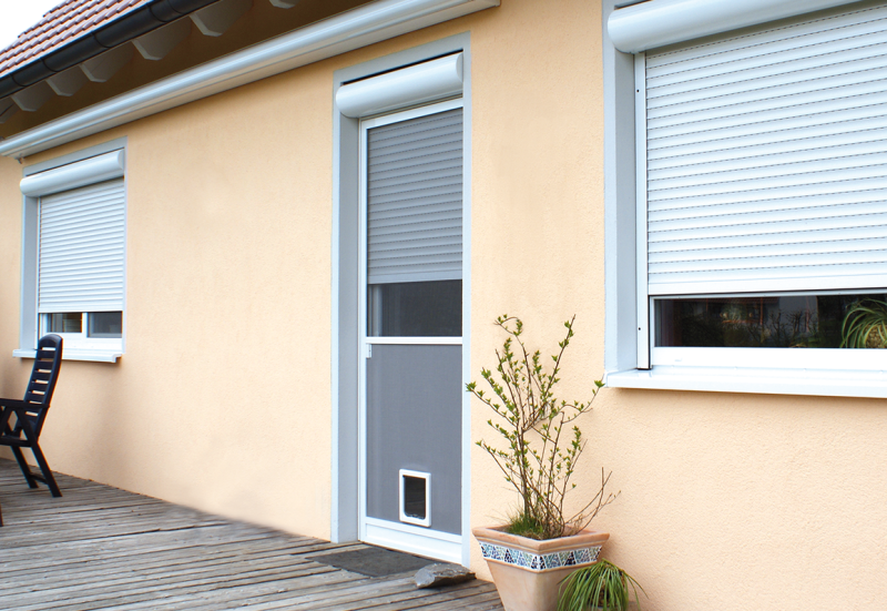 Terrassentür mit Insektenschutz und integrierter Haustierklappe