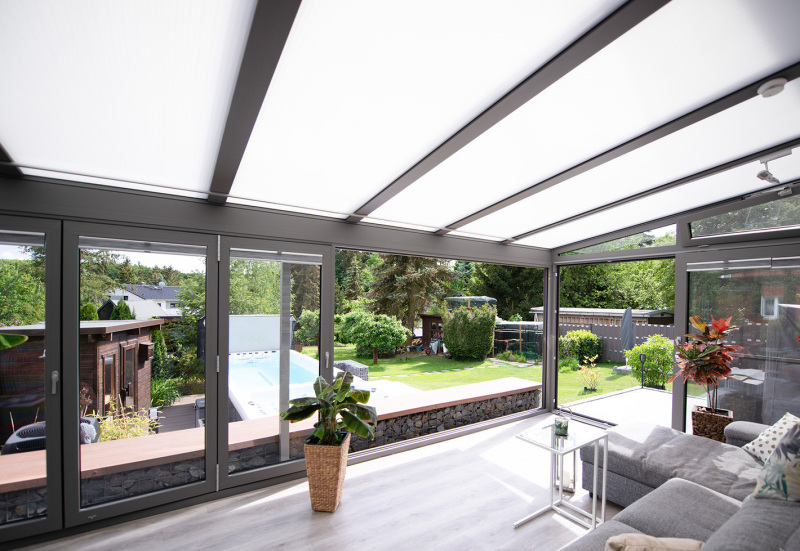 Innere Ansicht eines Sommergartens mit satiniertem Glas zur bessren Lichtstreuung im überdachten Bereich