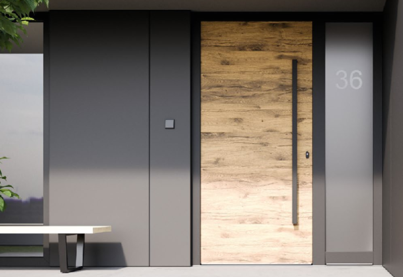 Graue Aluminium Haustür mit Flübelüberdeckender Füllung aus Eiche