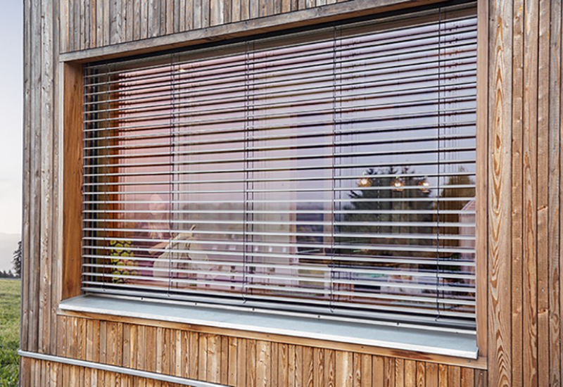 Raffstore halb verschlossen