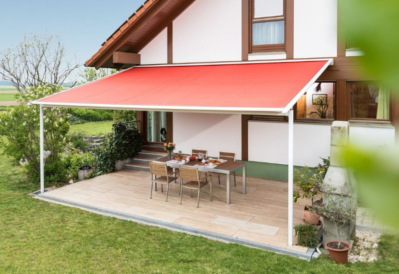 Markise über einer Terrasse ausgefahren