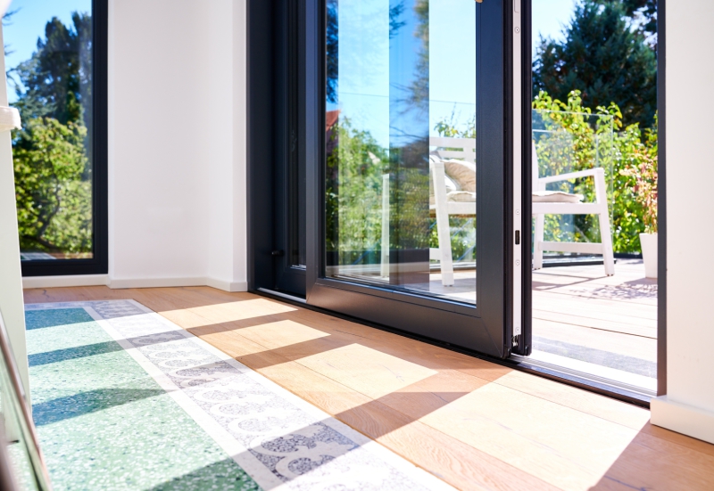 Hebeschiebtuer mit Bodentiefer schwelle zur Terrasse hin