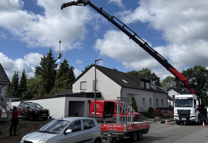 Einsatz von einer Vakuumhebeanlage in Kombination eines Kranes zum Transport von schweren Scheiben über das Haus hinweg