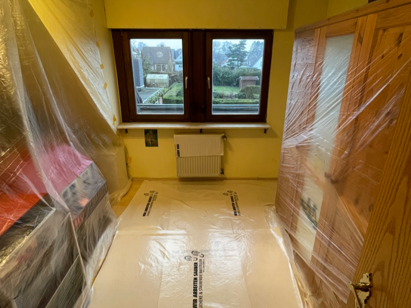 Schützen durch Abdecken und Abkleben mit Folien des Raumes vor der Montage