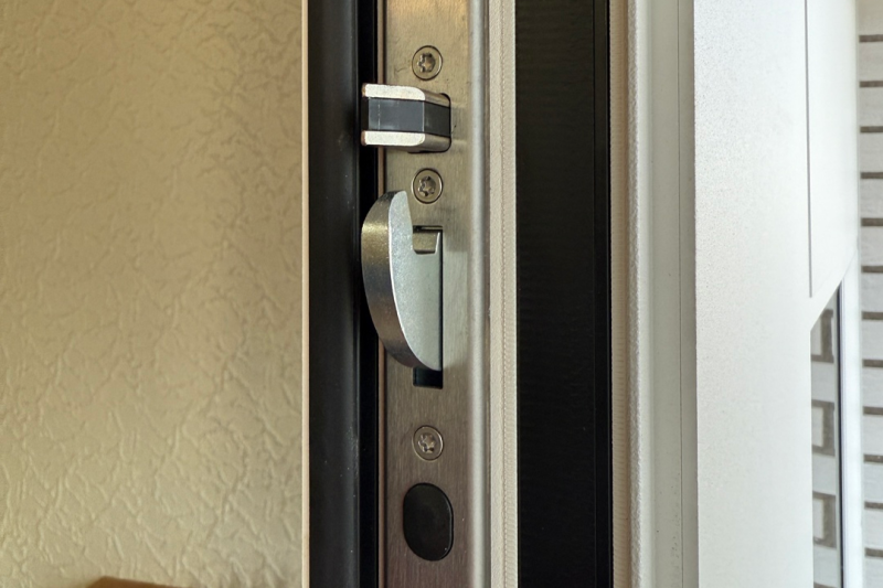 Ausgefahrene Haustürschlossverriegelung zeigt einen Bolzen sowie einen Schwenkbolzen